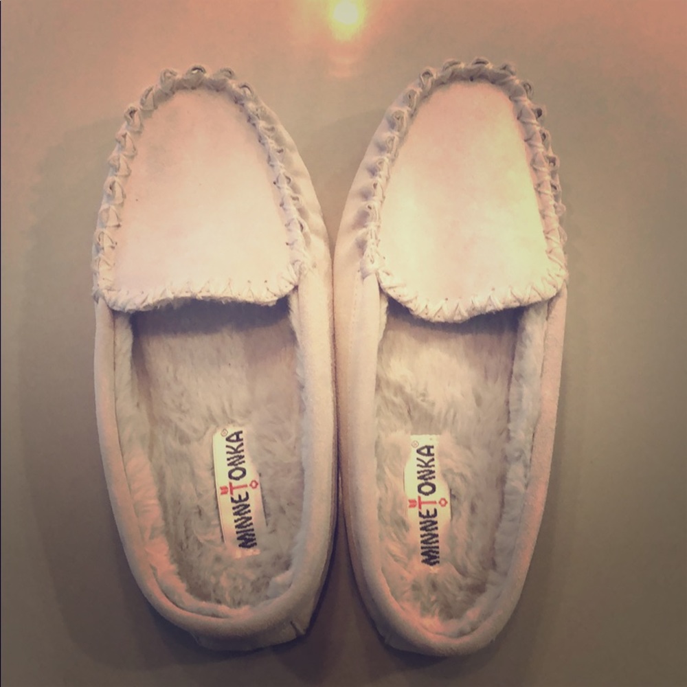 minnetonka moccasin slides with fuzzy inside